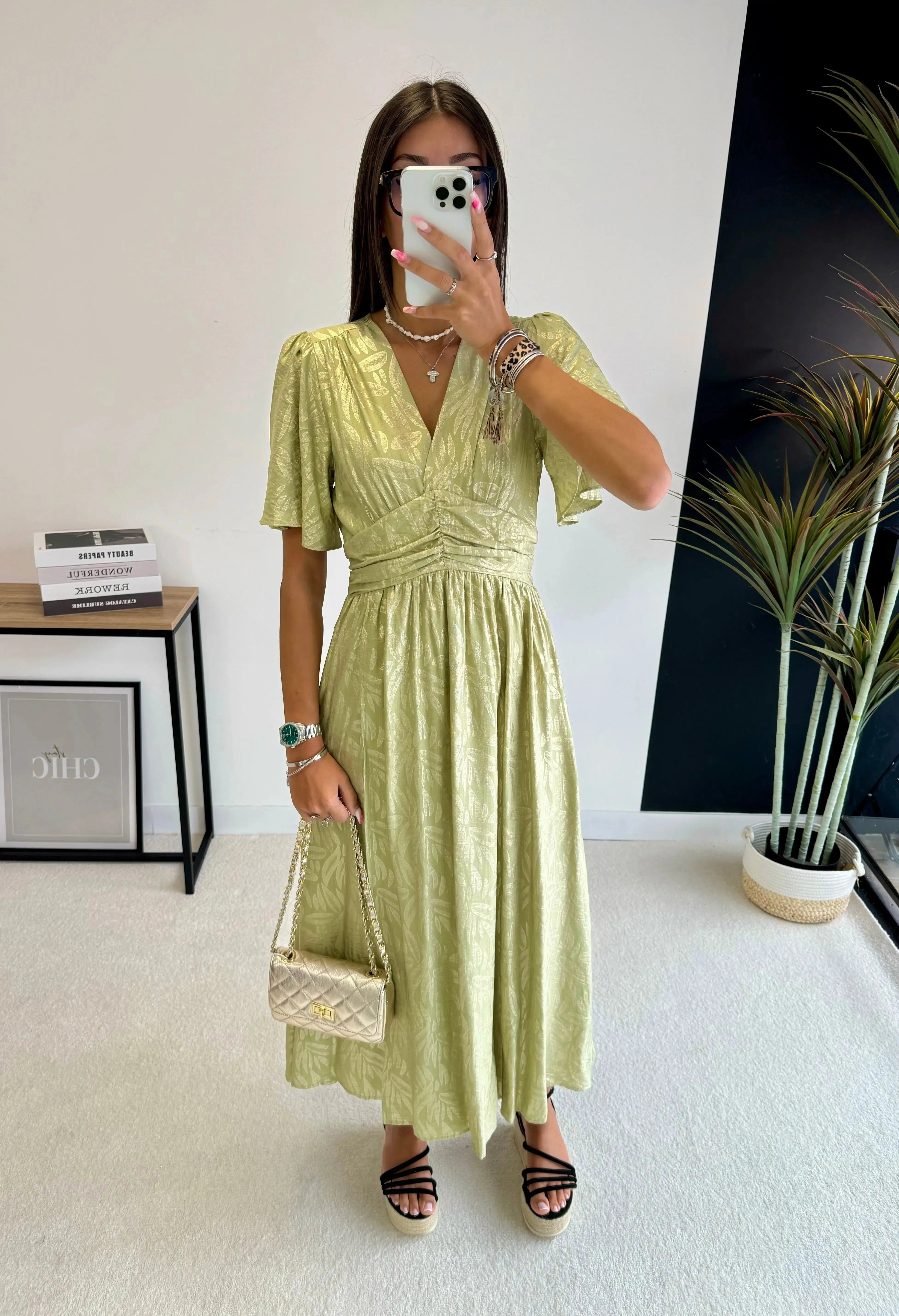 Robe à motifs dorés