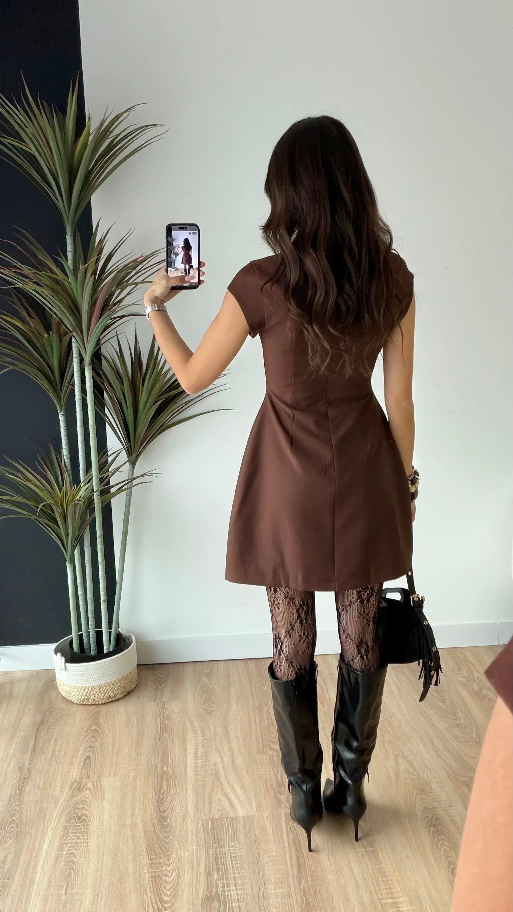 Robe cintrée à manches courtes choco
