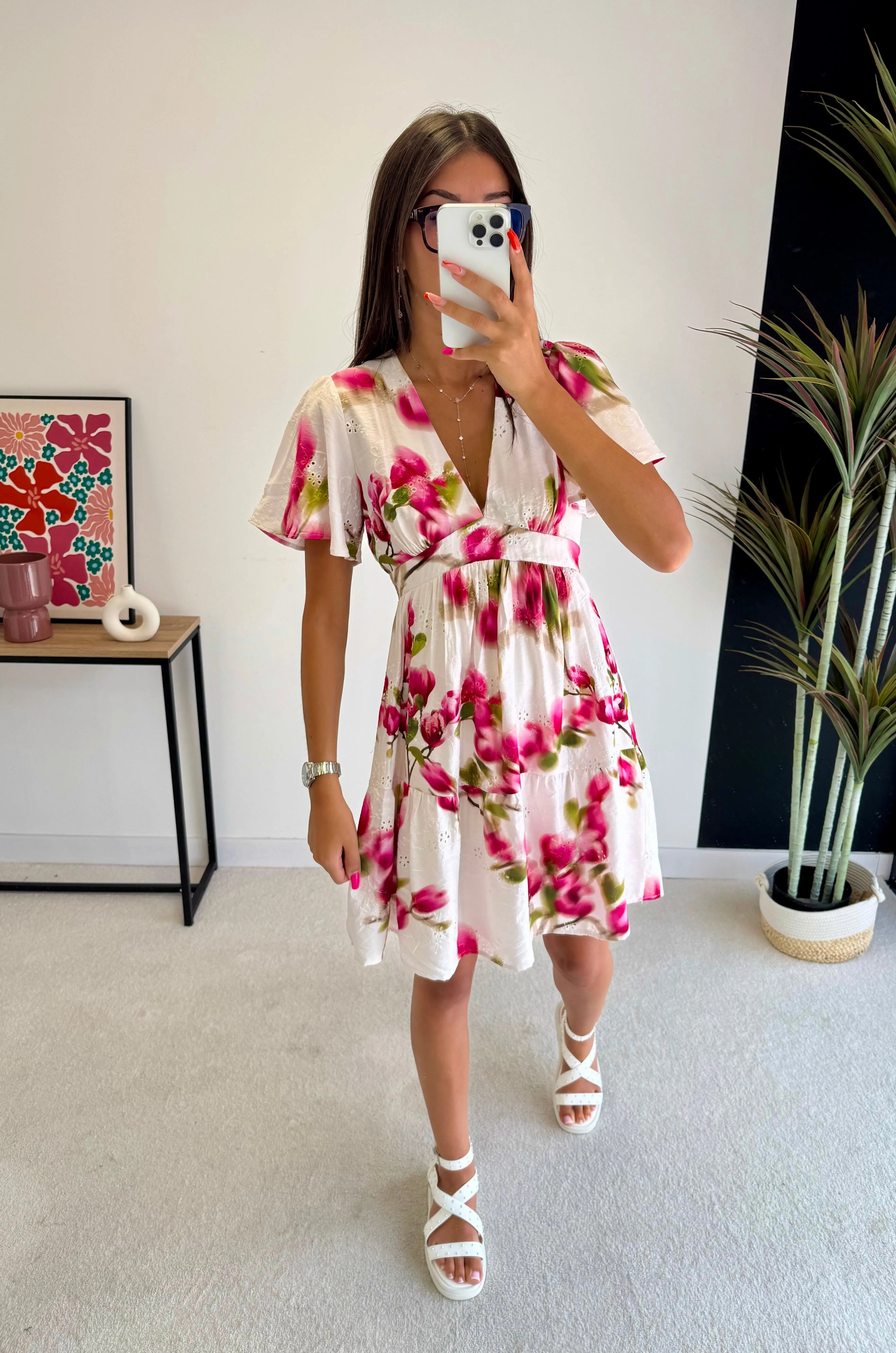 Robe courte brodée rose