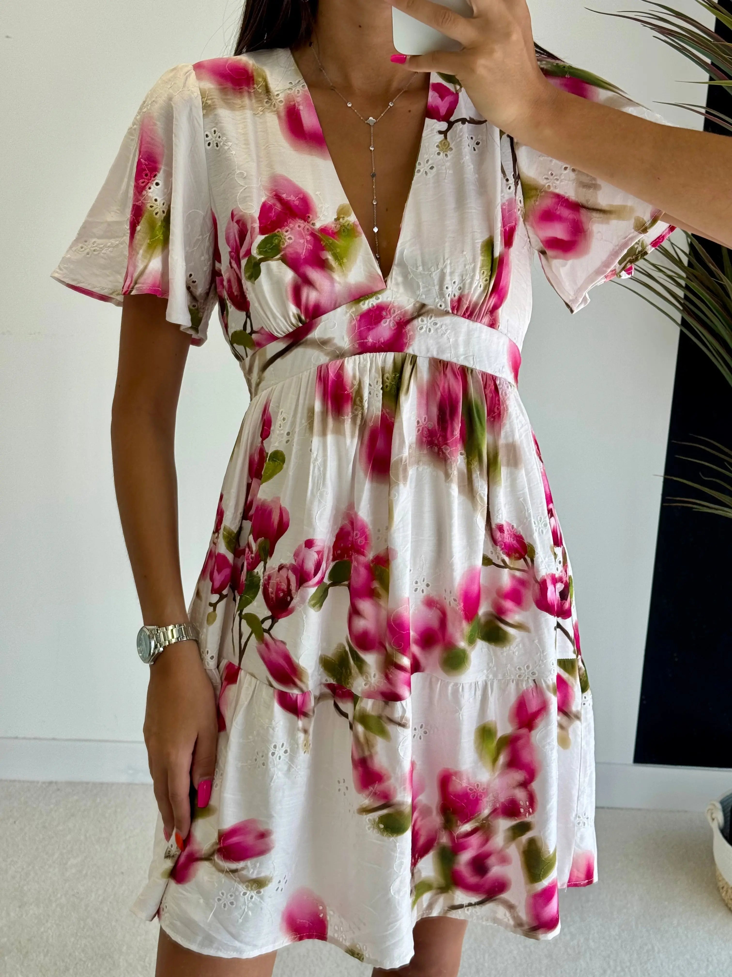 Robe courte brodée rose
