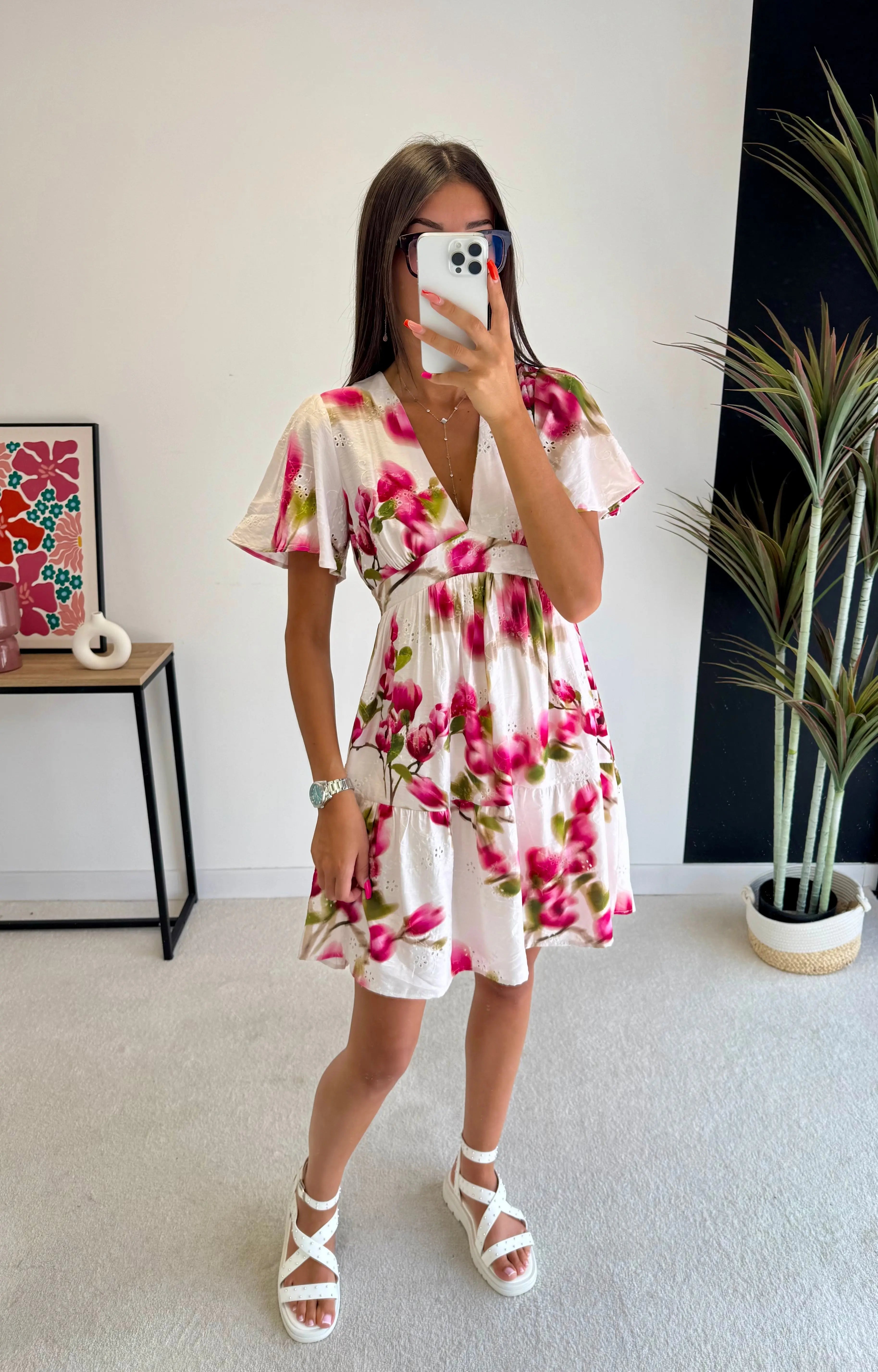 Robe courte brodée rose