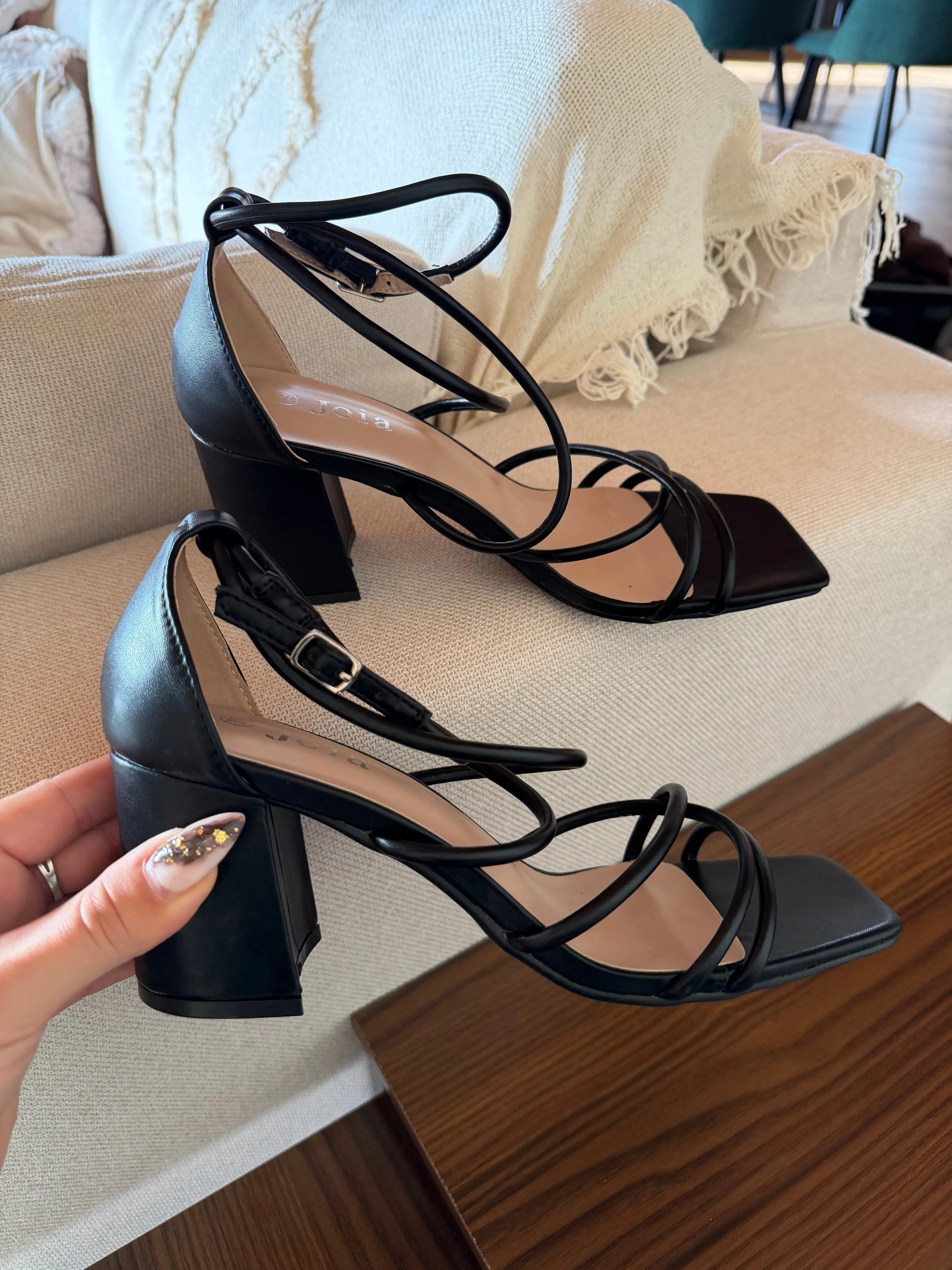 Talons à lacets noirs