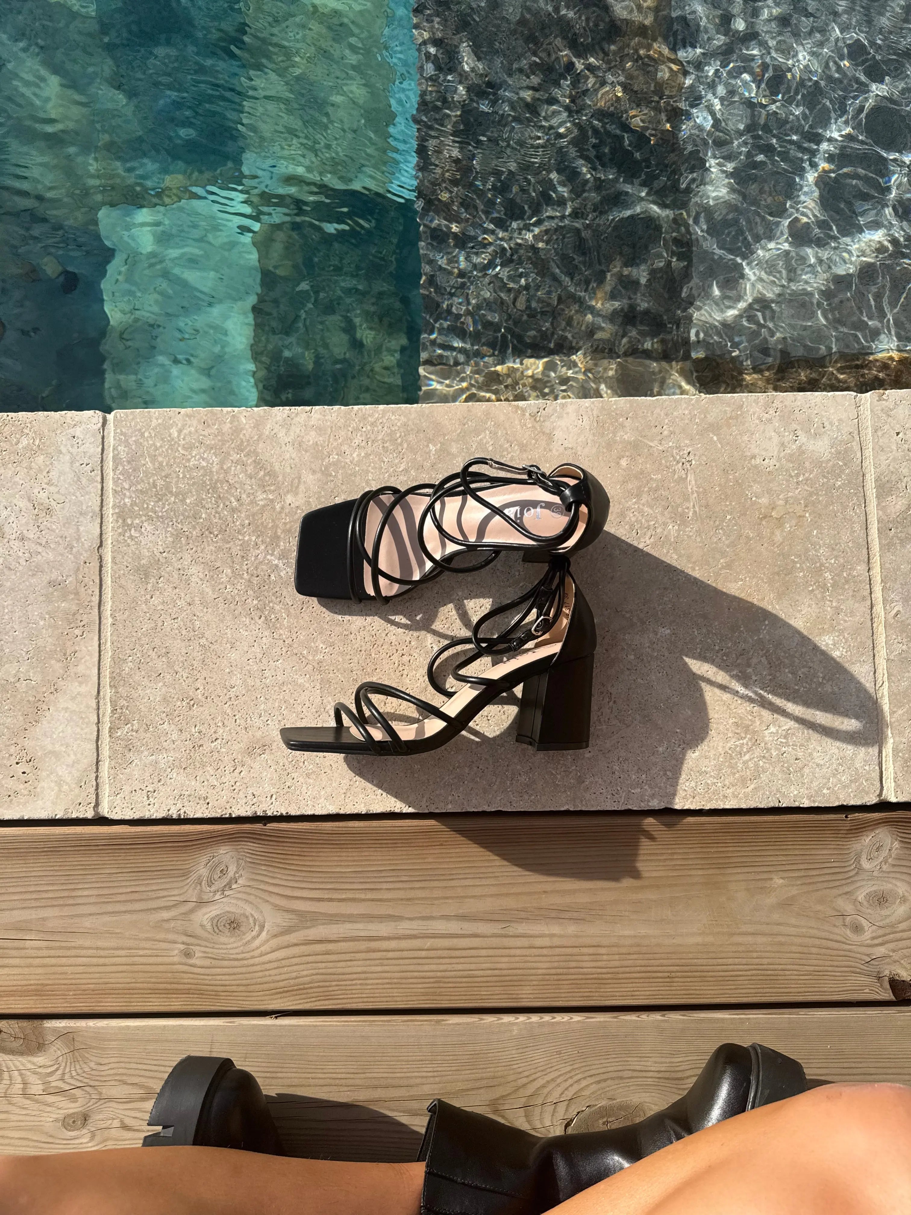 Talons à lacets noirs