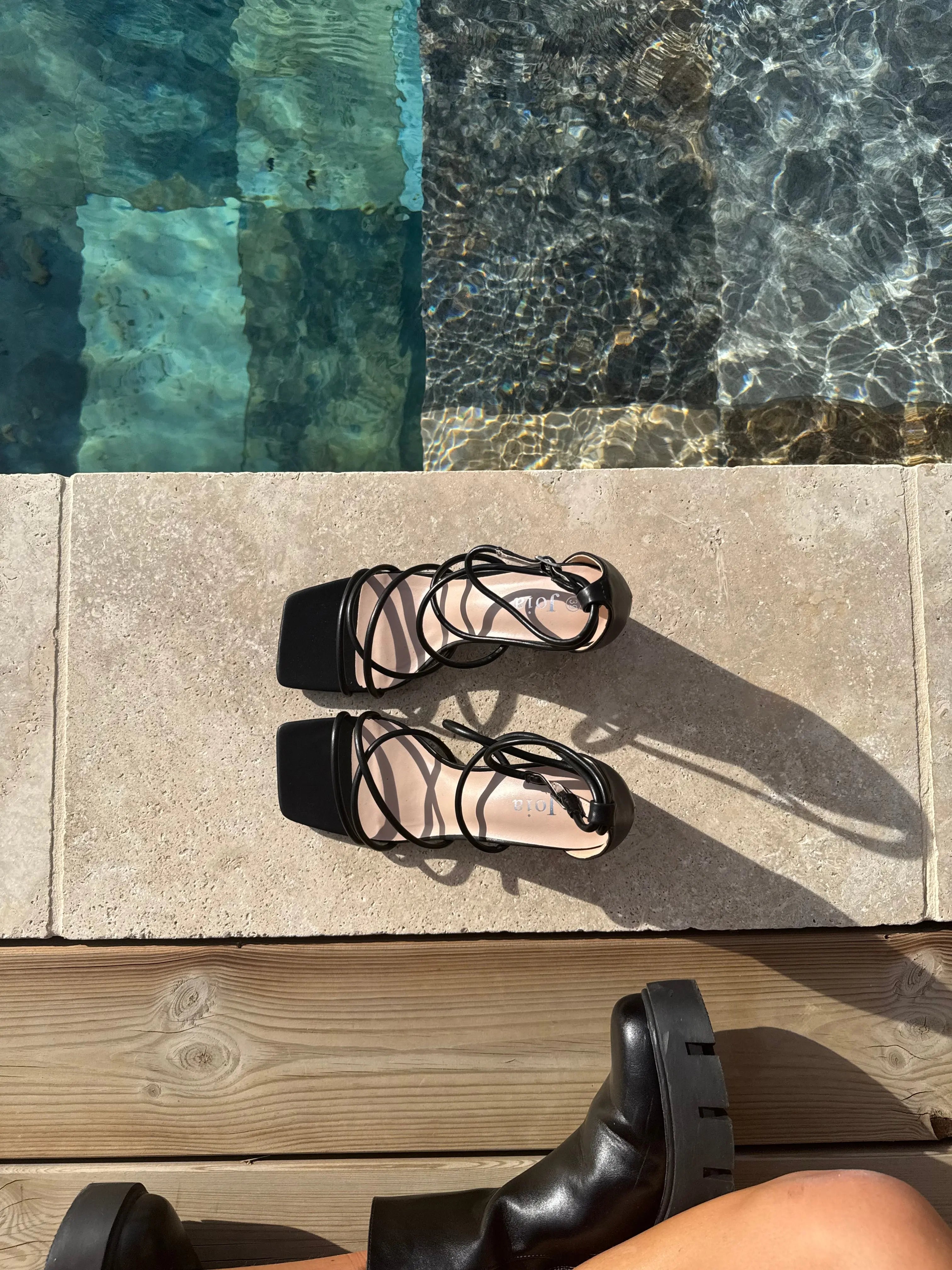 Talons à lacets noirs