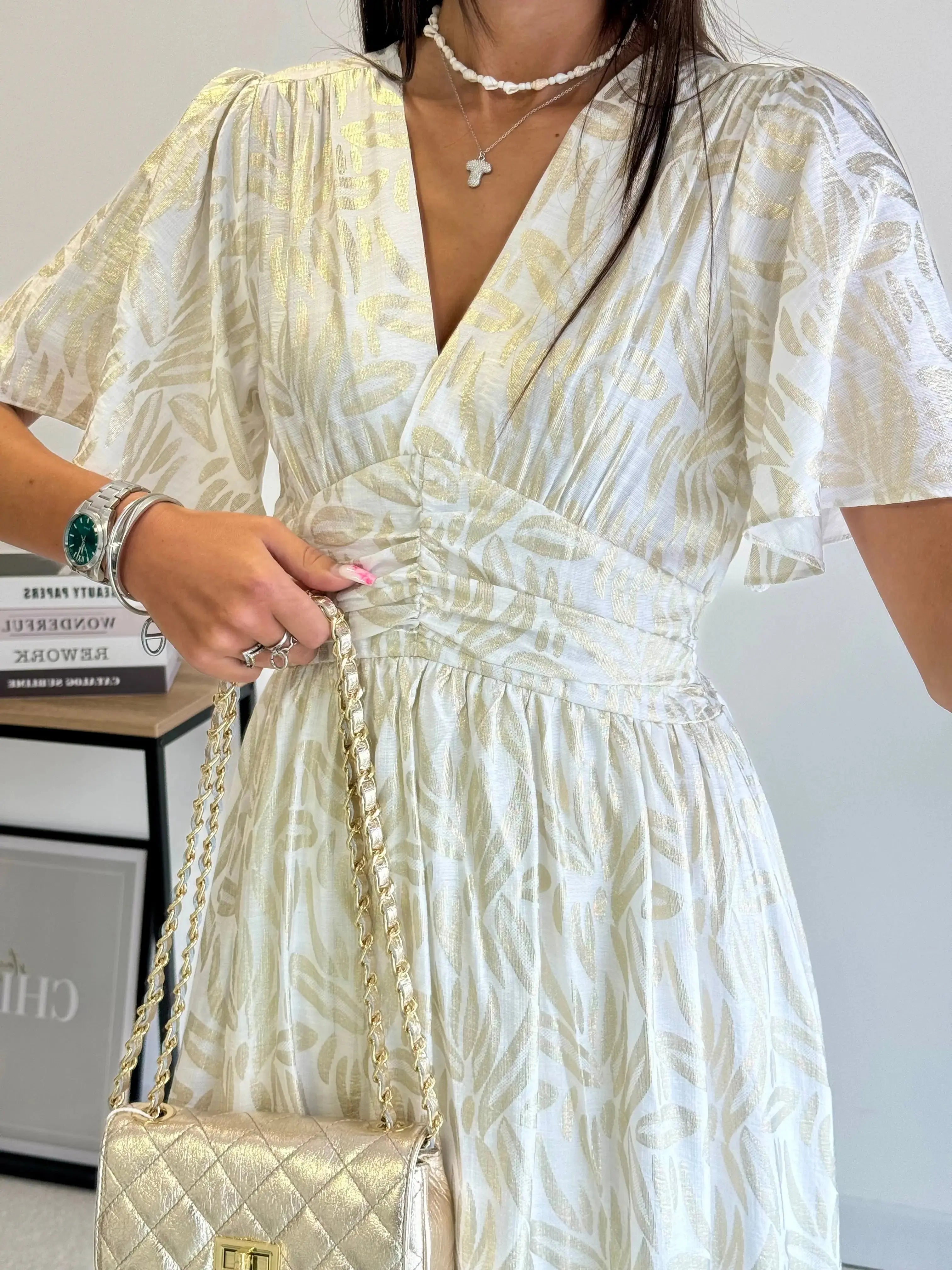 Robe à motifs dorés