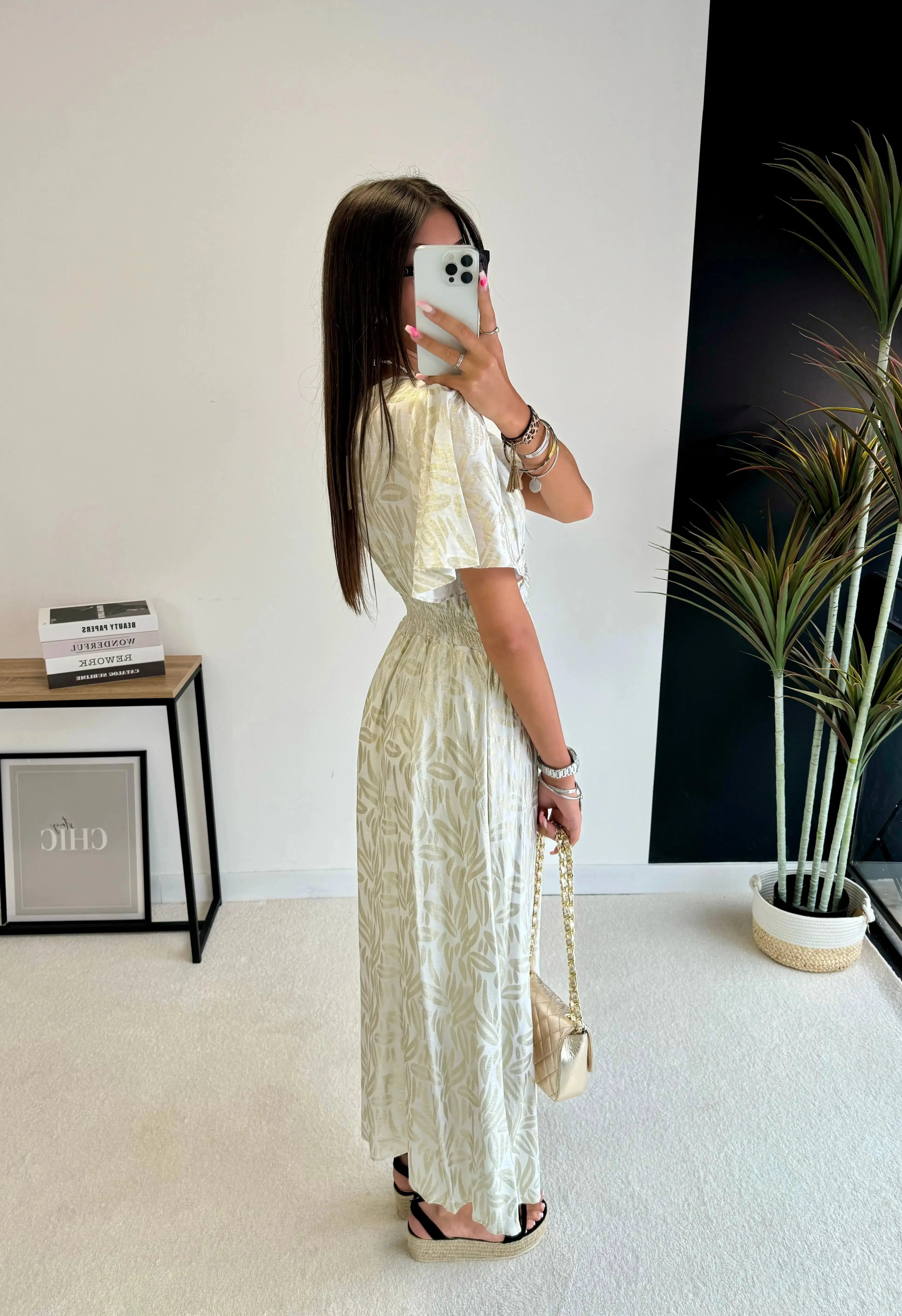 Robe à motifs dorés