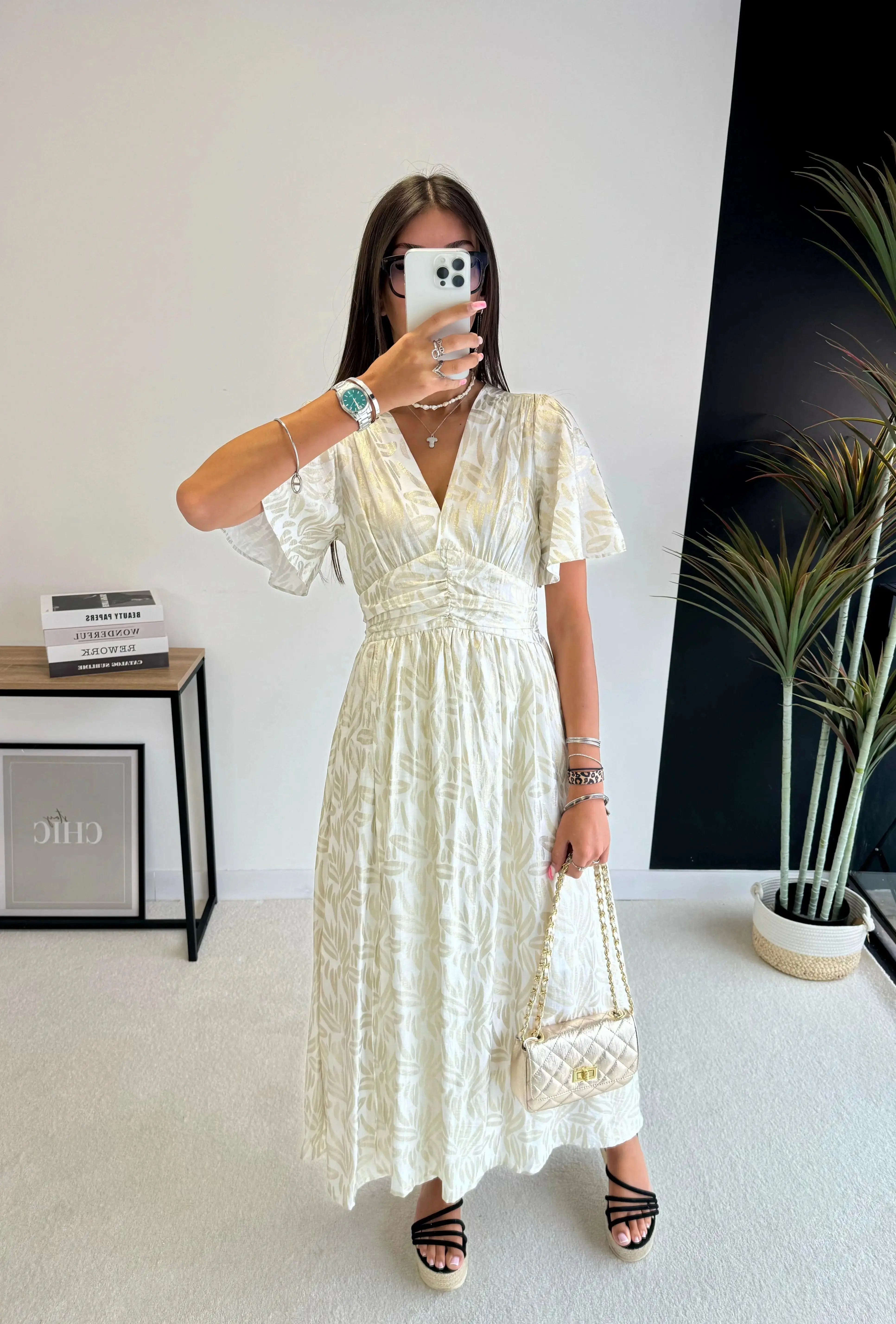 Robe à motifs dorés