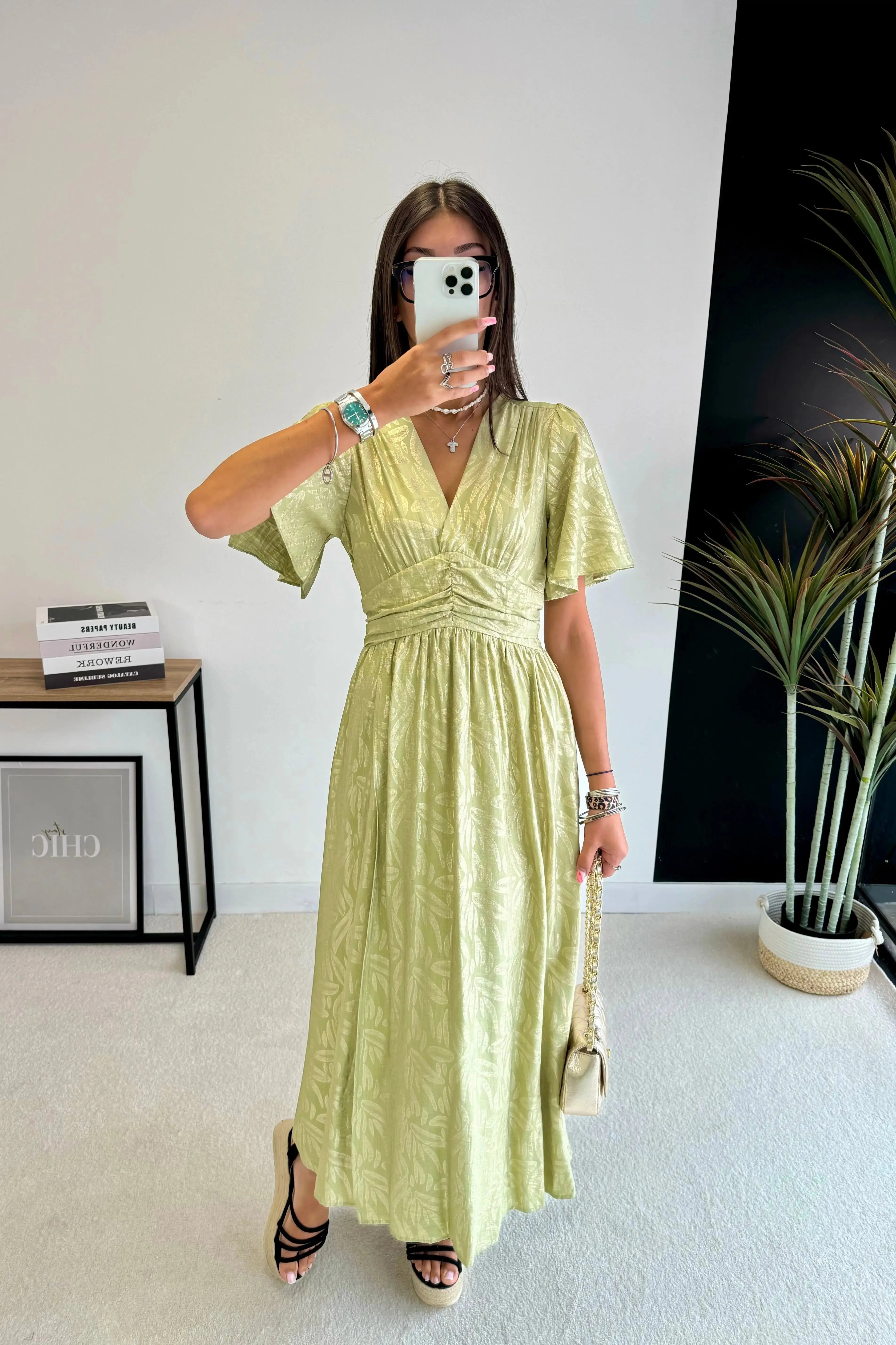 Robe à motifs dorés