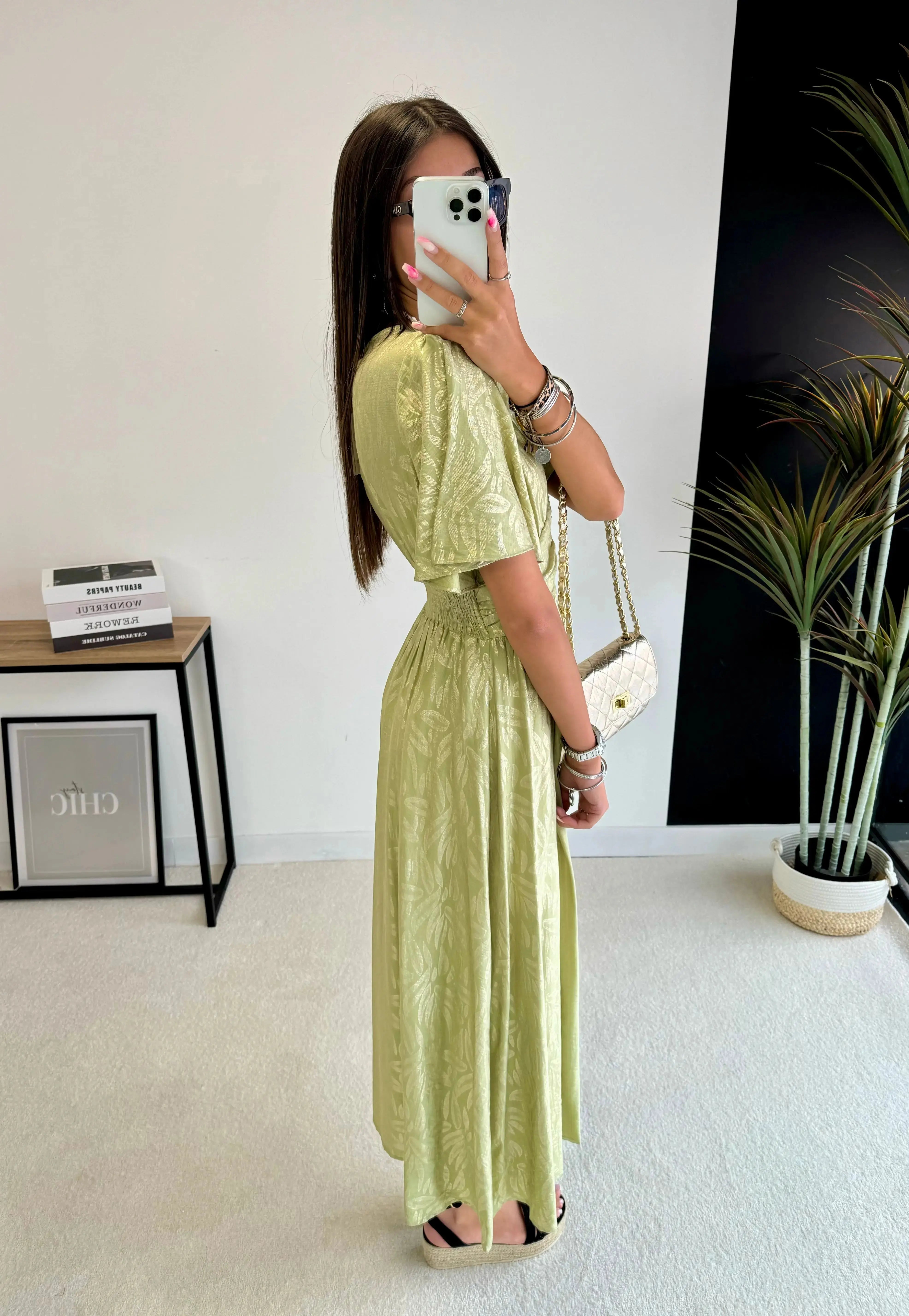 Robe à motifs dorés