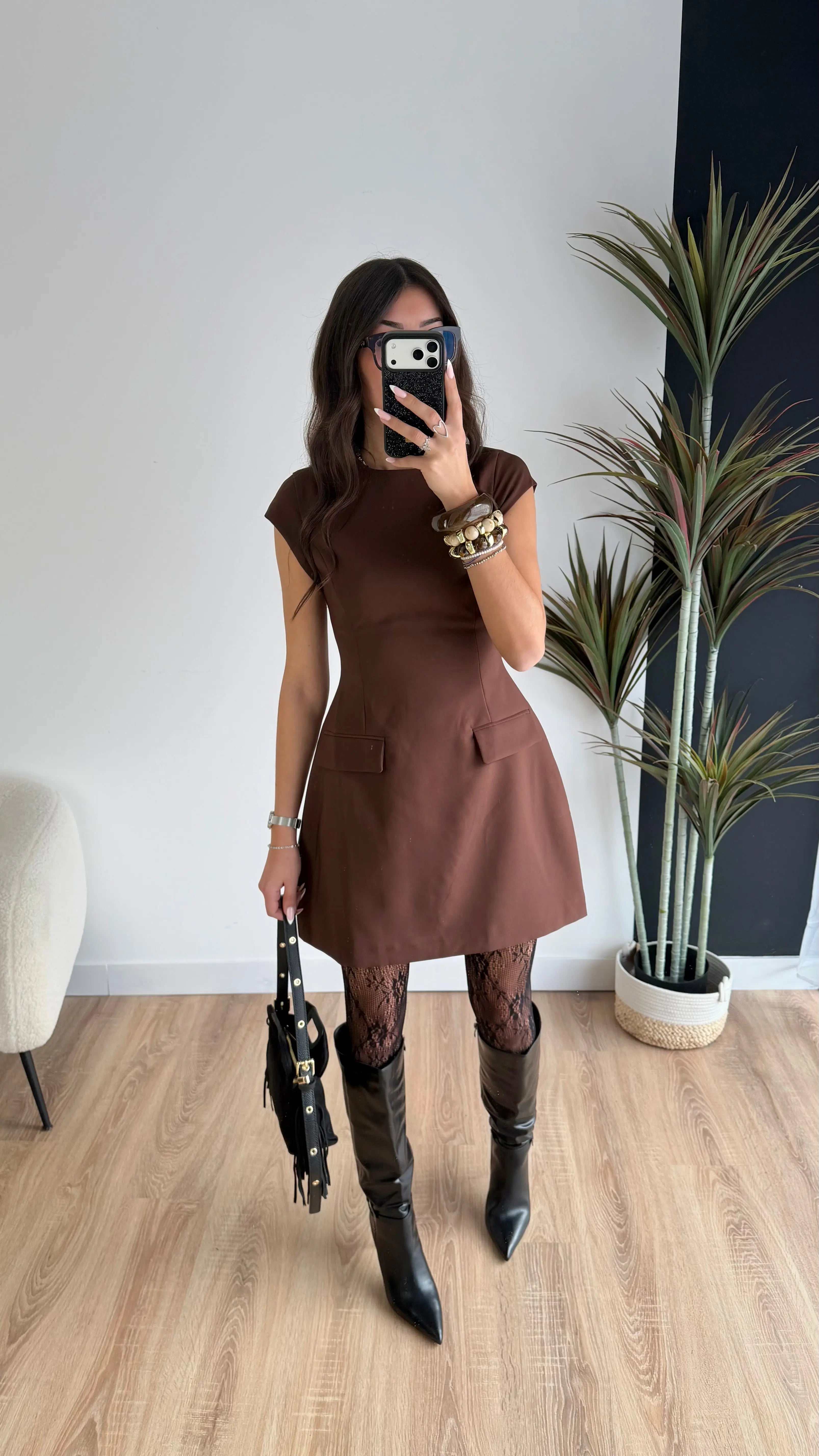 Robe cintrée à manches courtes choco