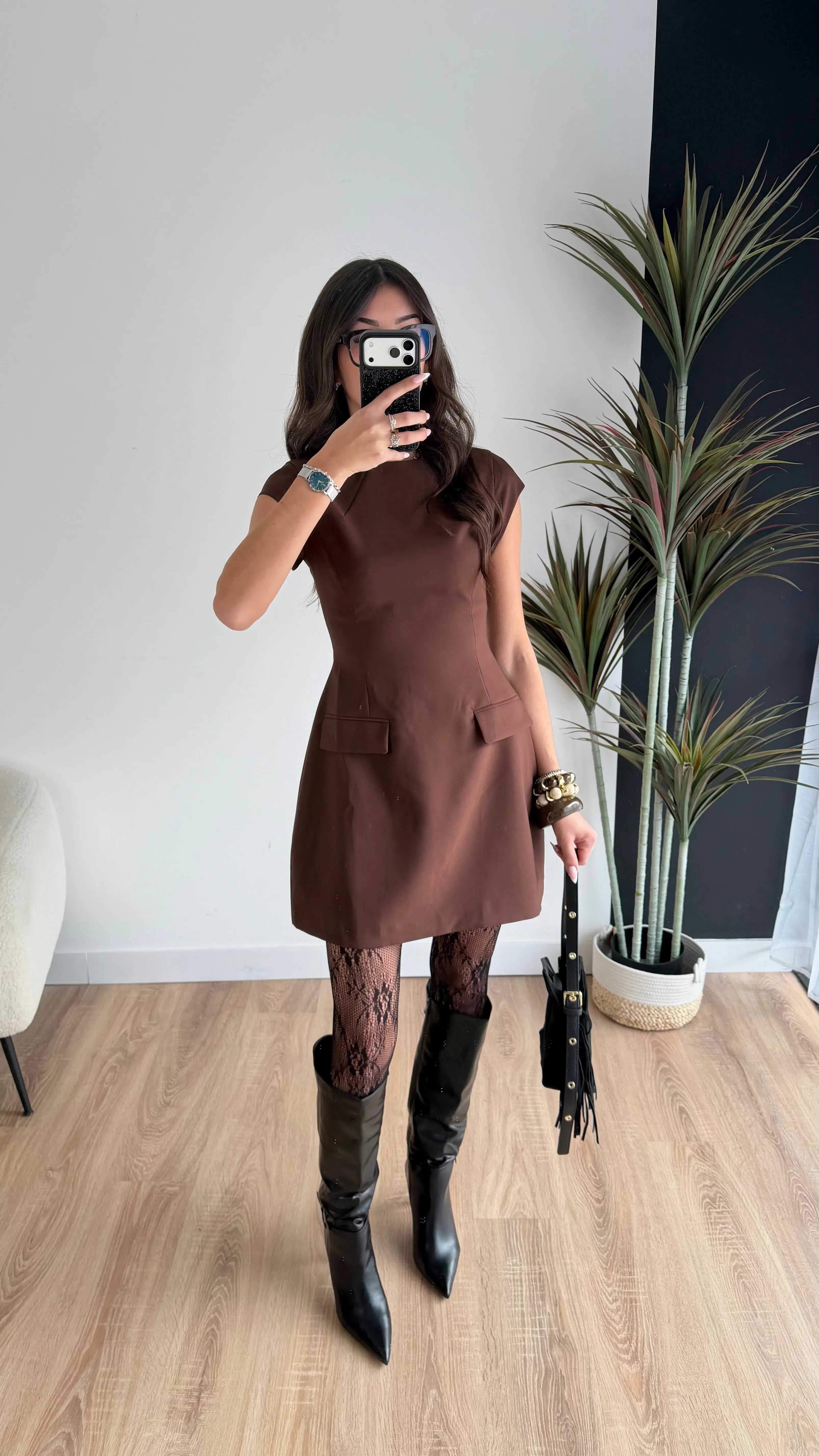 Robe cintrée à manches courtes choco