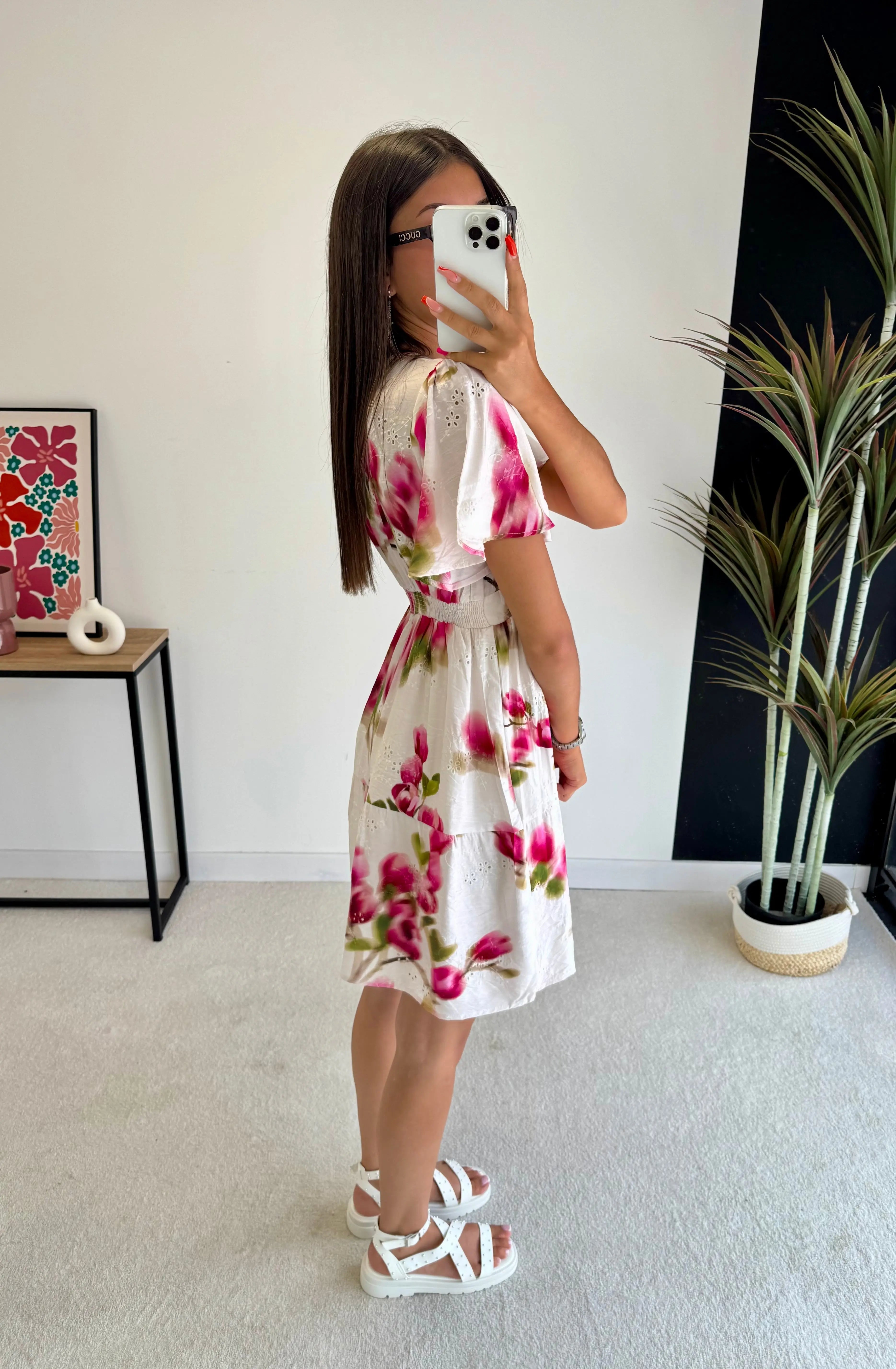 Robe courte brodée rose