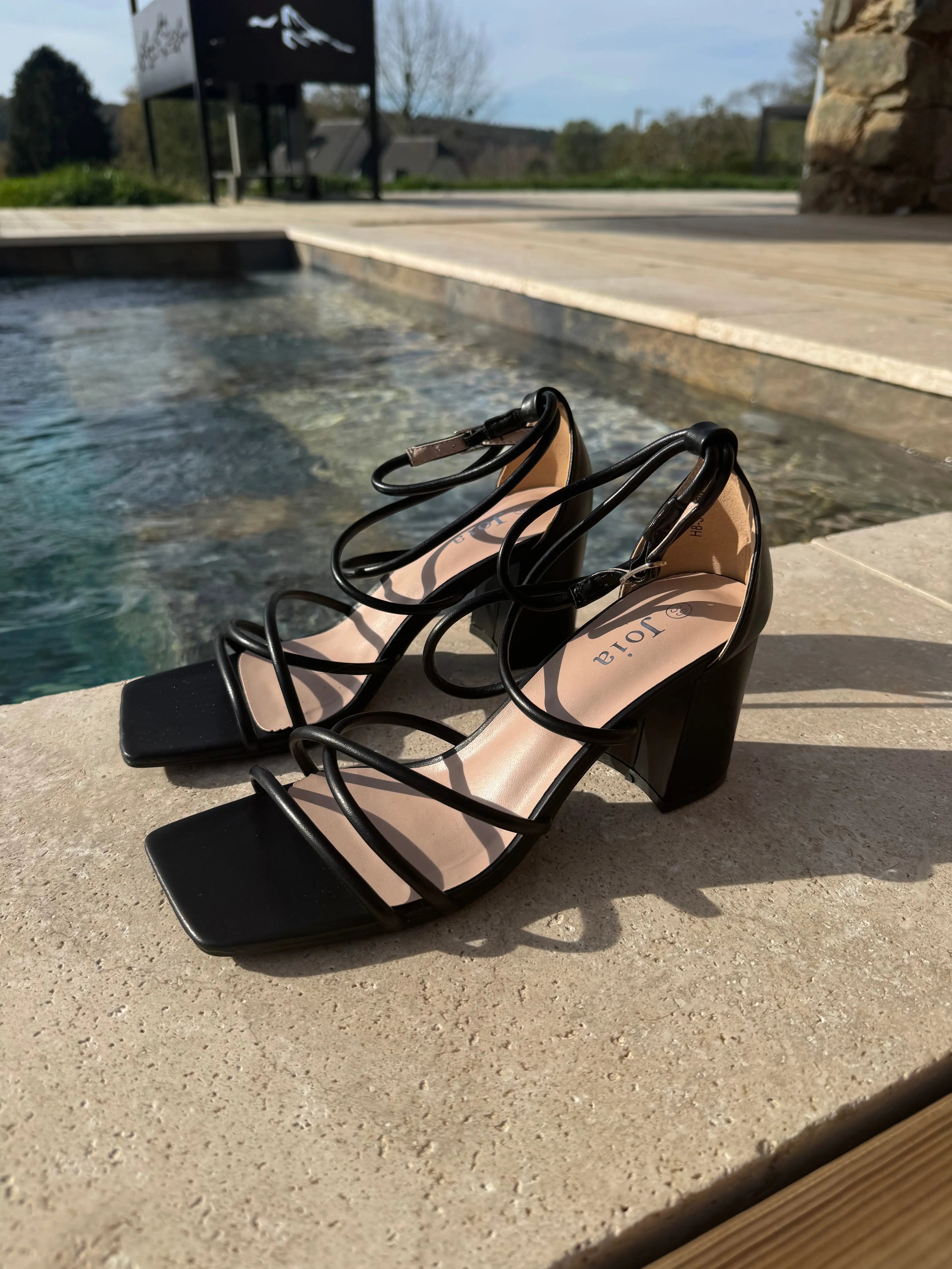 Talons à lacets noirs